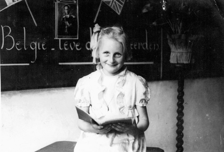 Clothilde als meisje van 12, na de bevrijding want op het bord staat leve de geallieerden